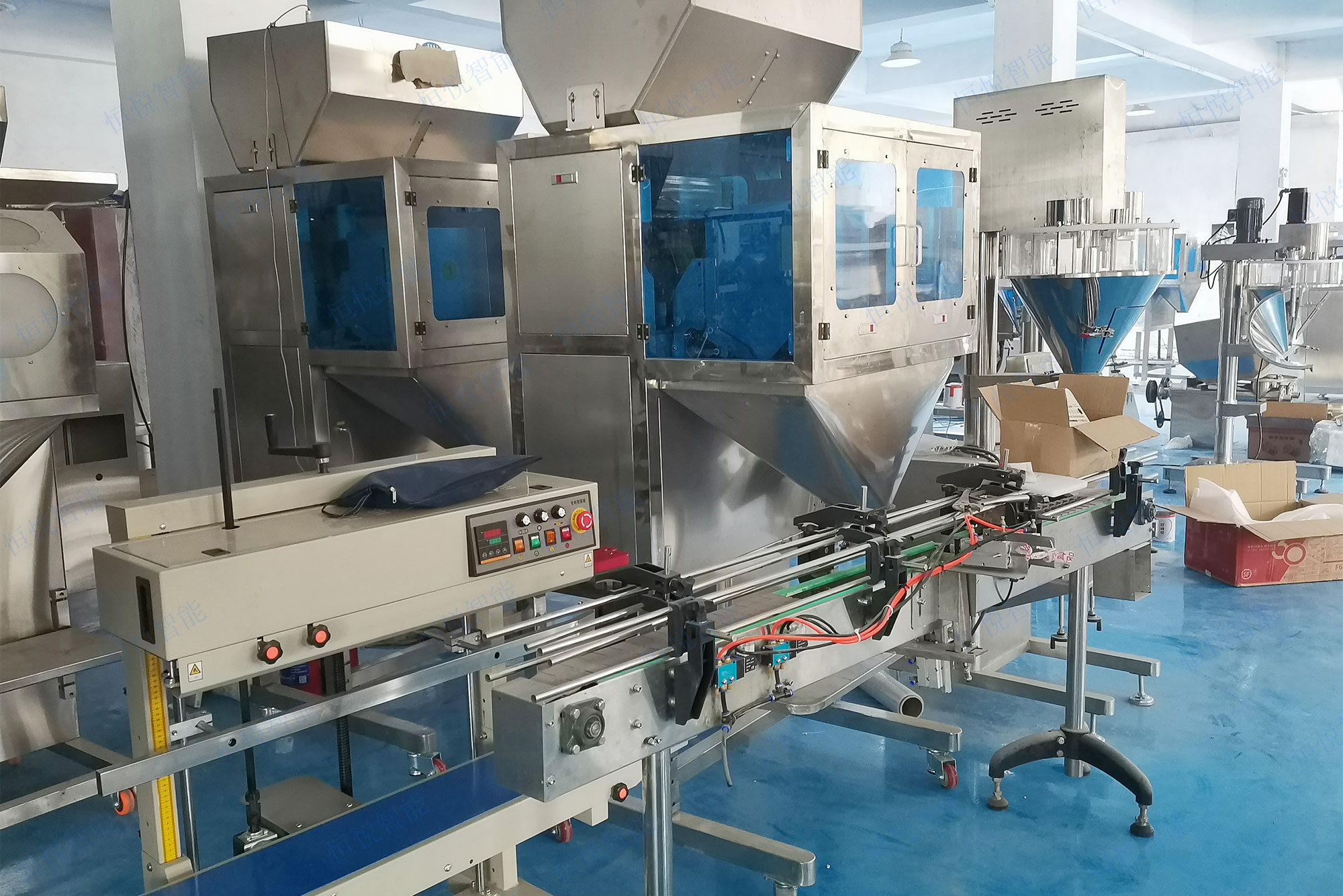 自動定量灌裝機(jī)是一種專門用于顆粒粉末、液體膏體等物料定量灌裝的設(shè)備 自動定量灌裝機(jī)是一種專門用于顆粒粉末、液體膏體等物料定量灌裝的設(shè)備