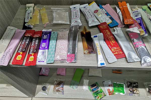 全自動(dòng)小型包裝機(jī)能夠滿足顆粒、條塊、片狀、球狀、粉料、液體、膏體產(chǎn)品的自動(dòng)定量包裝