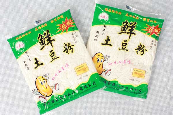 土豆粉真空機(jī)可以采用塑料復(fù)合膜、塑料鋁箔復(fù)合膜等材質(zhì)為包裝材料